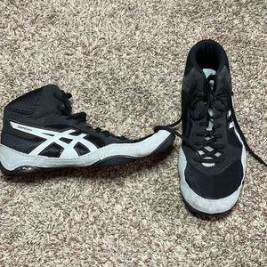 My child wrestled for a season but no longer does.Shoes in good condition